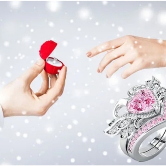 Woman's Ring - Picture 2 of 4